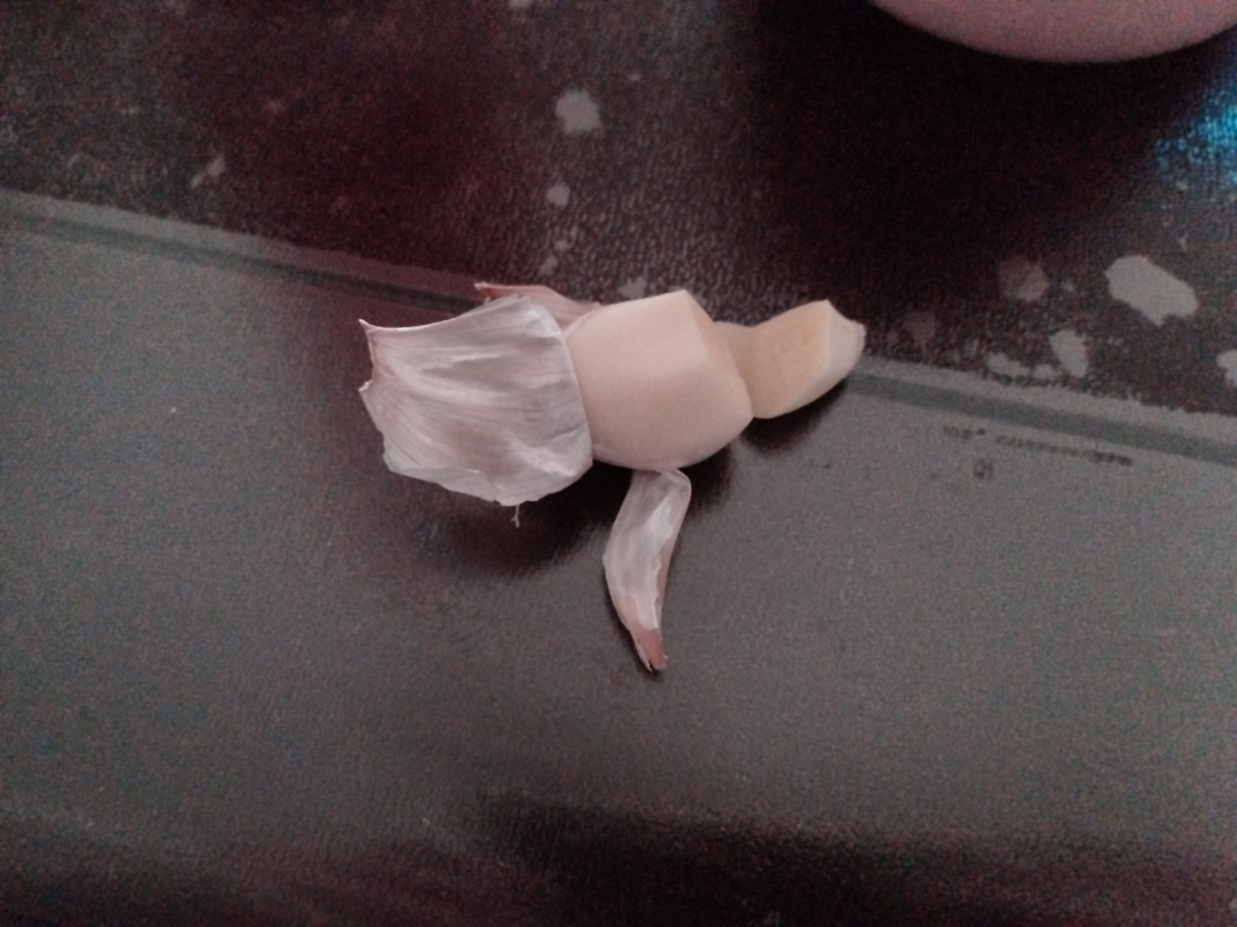 一瓣蒜，对半切，可治宝宝的鼻塞